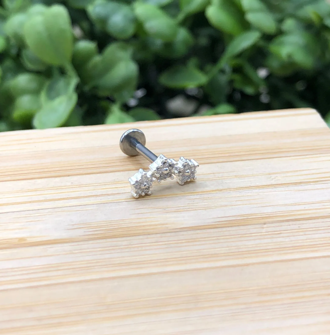 Piercing de prata 925 de furo h8 três florzinha com zircônia base reta para tragus, helix e tash rock