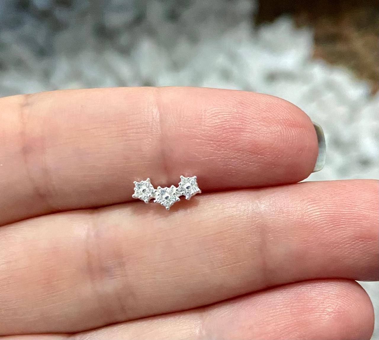 Piercing de prata 925 de furo h8 três florzinha com zircônia base reta para tragus, helix e tash rock - Imagem 3