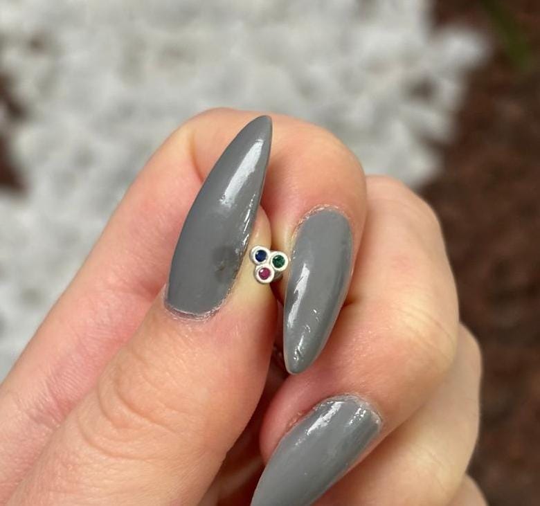 Piercing de prata 925 Florzinha e pontos para hélix, tragus, lóbulo e tash rock