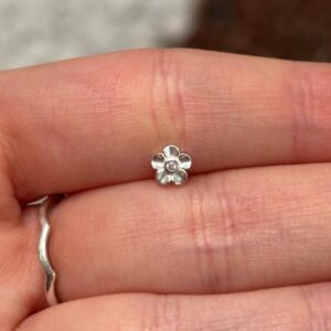 Piercing prata 925 Flor com miolo em zicornia