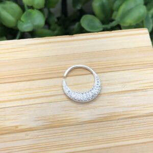 Piercing de prata 925 de furo argola cravejado Detalhado