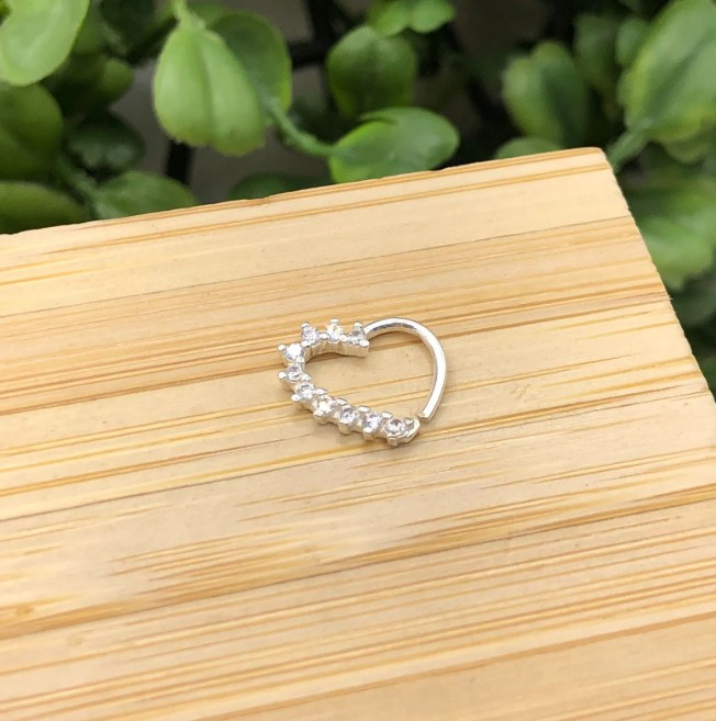 Piercing de prata 925 de furo coração cravejado para labret, daith e anti-hélix - Imagem 2