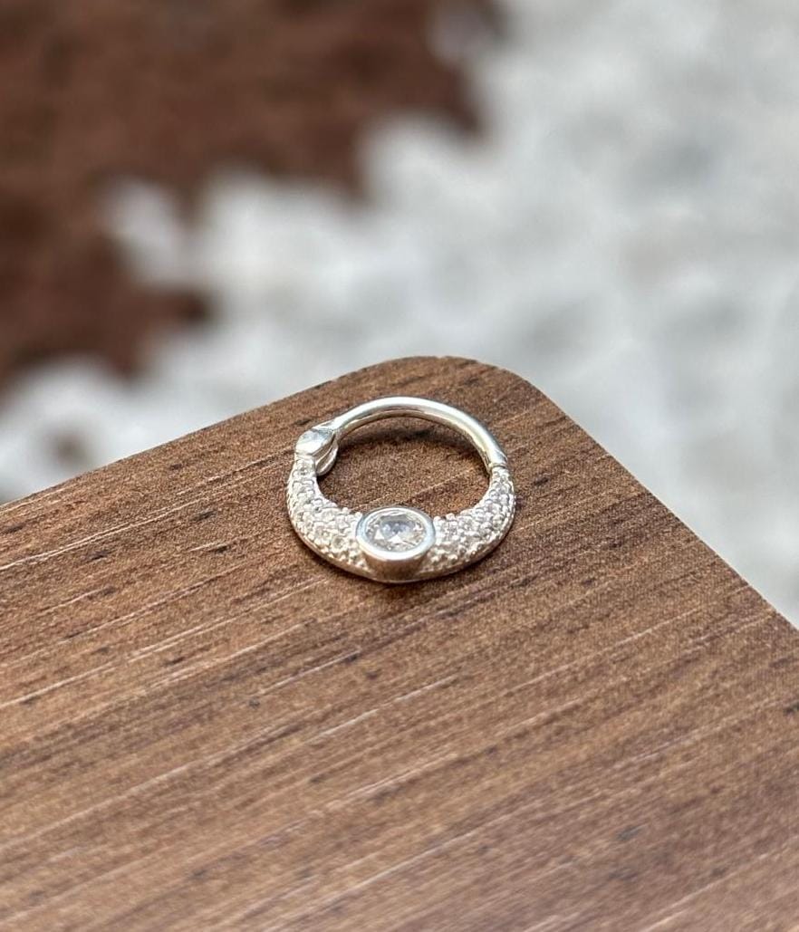 PIERCING ARGOLA 8MM CRAVEJADA COM PONTO DE LUZ PRATA 925