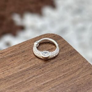 PIERCING ARGOLA 8MM CRAVEJADA COM PONTO DE LUZ PRATA 925 | Piercing