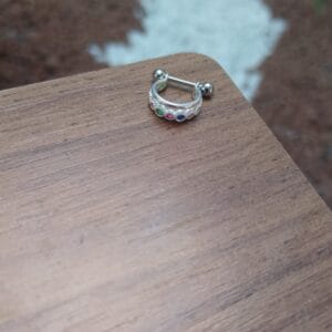 Piercing Conch cravejado pedras coloridas e argola prata 925 | Piercing