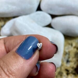 Piercing Coração liso com lateral pontilhada– Prata 925 | Piercing