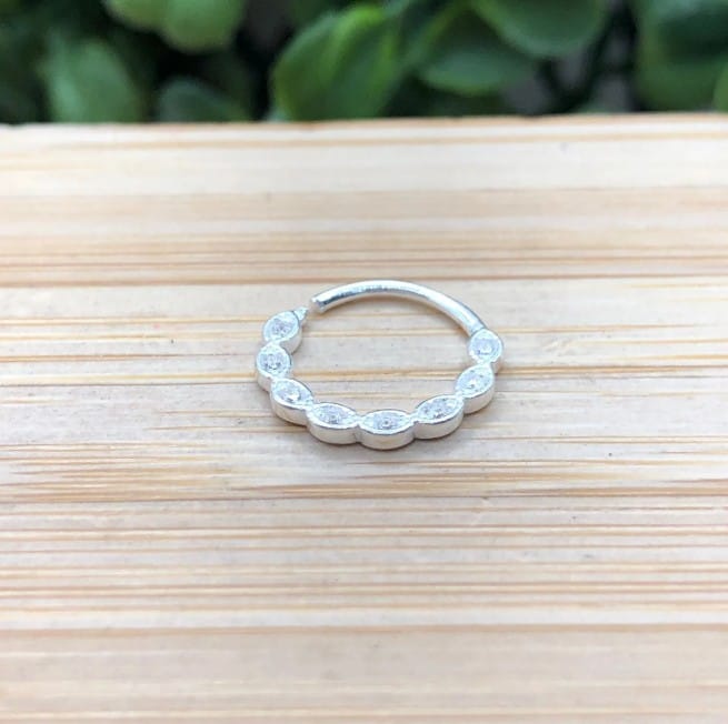 Piercing de prata 925 com detalhes ovais cravejadas color para septo | Piercing