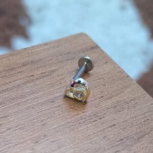 Piercing de prata 925 de furo coração cravejada e lateral detalhada | Piercing