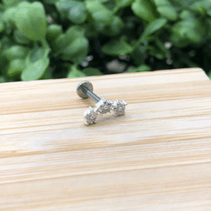 Piercing de prata 925 de furo h8 três florzinha com zircônia base reta para tragus, helix e tash rock | Piercing