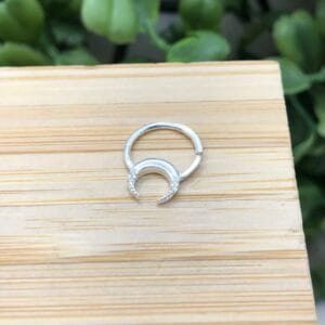 Piercing de prata 925 de furo septo argola lua com detalhe cravejado | Piercing