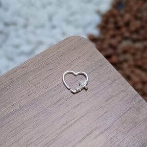 Piercing de prata 925 de nariz furo coração com cruz cravejada para septo, daith e lábio | Piercing