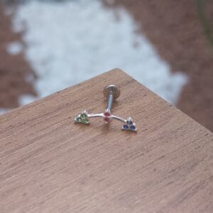 Piercing de prata 925 dois triângulos cravejados com detalhe para hélix, tragus, lóbulo e tash rock | Piercing