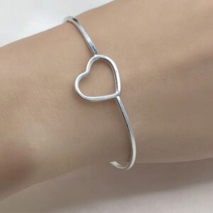 bracelete-de-prata-925-liso-com-detalhe-1-coração-de-lado