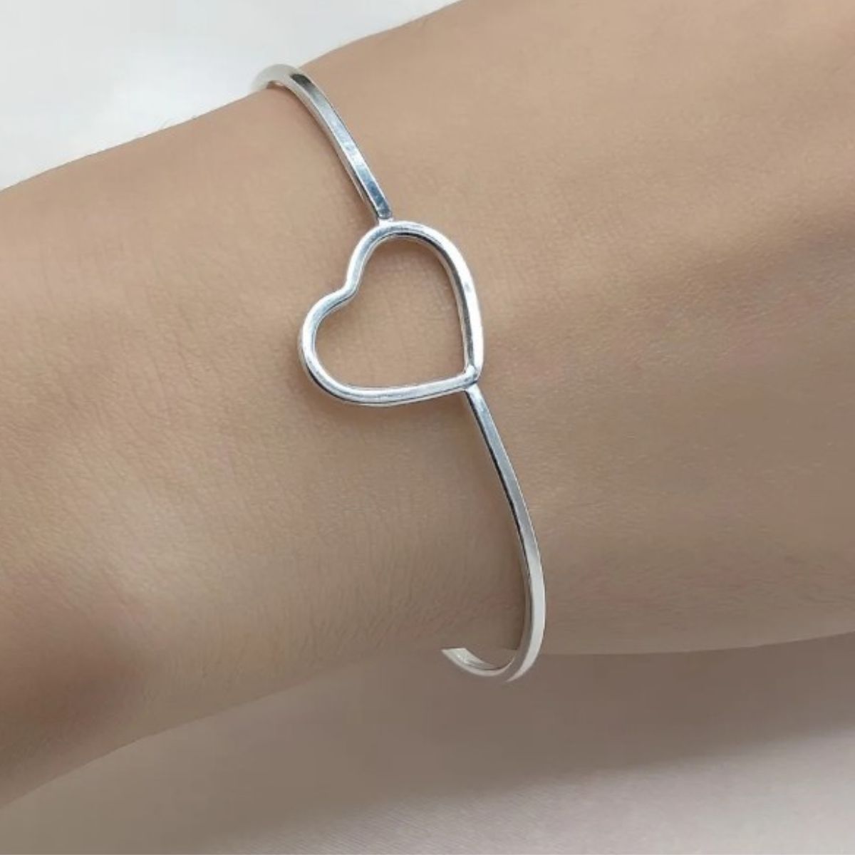 bracelete-de-prata-925-liso-com-detalhe-1-coração-de-lado