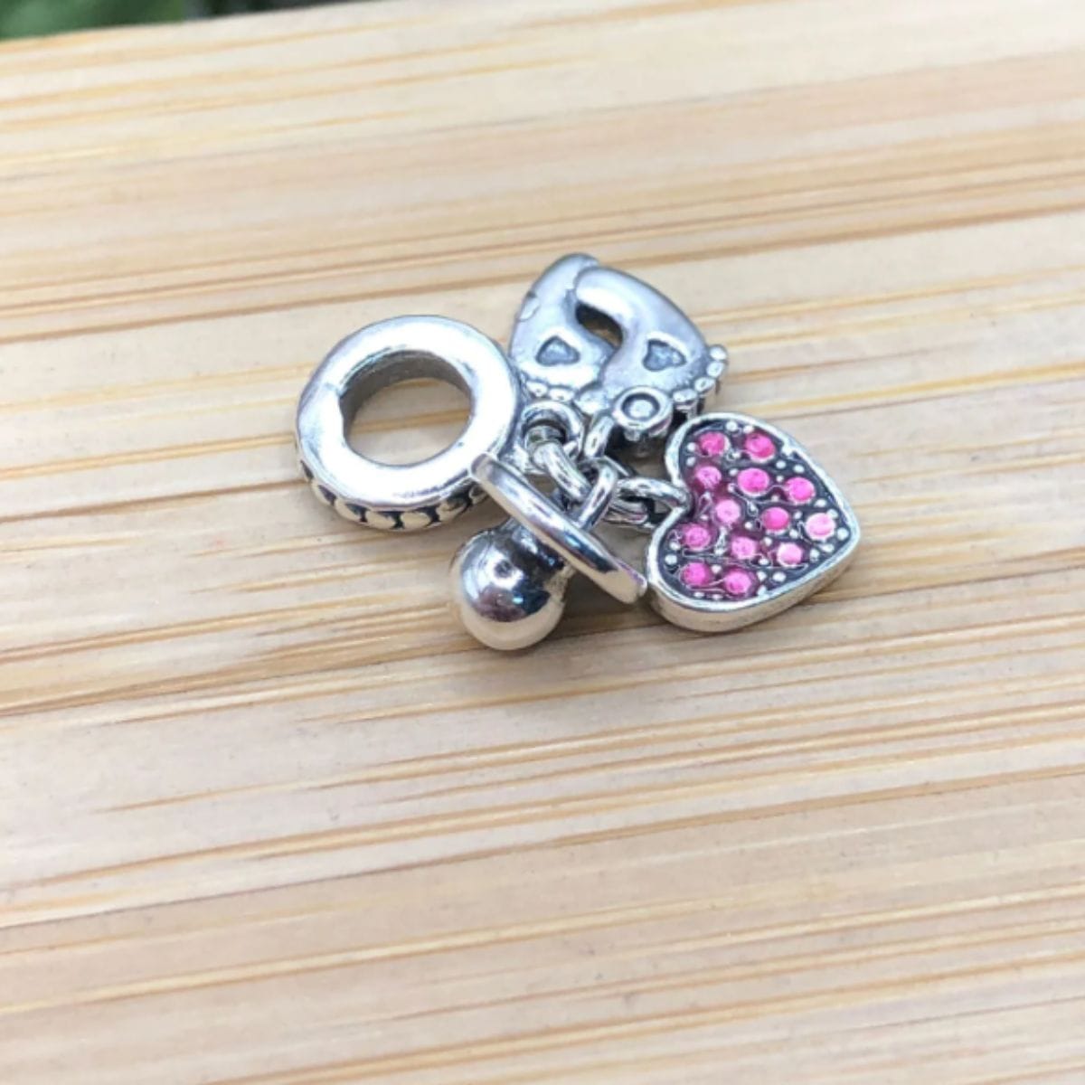 Berloque-de-prata-925-patuá-chupeta-coração-e-pezinho-EX1