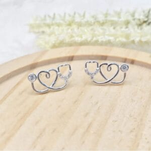 Brinco-de-prata-925-coração-com-estetoscópio-cravejado