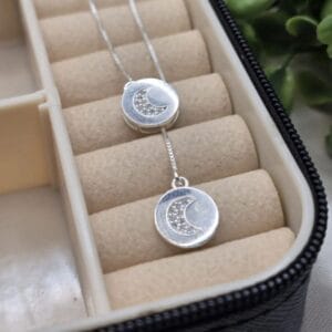 Gravatinha-de-prata-925-circulo-com-lua-cravejada