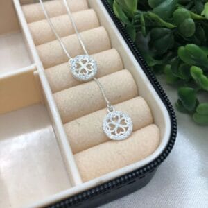 Gravatinha-de-prata-925-circulo-com-trevo-cravejado