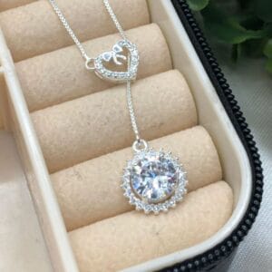 Gravatinha-de-prata-925-coração-laço-com-ponto-de-luz-cravejado