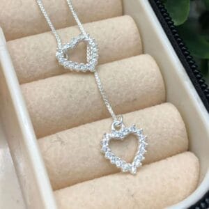 Gravatinha-de-prata-925-coração-vazado-cravejado