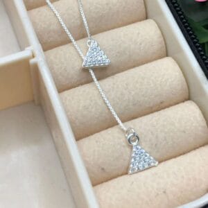 Gravatinha-de-prata-925-triangulo-cravejado