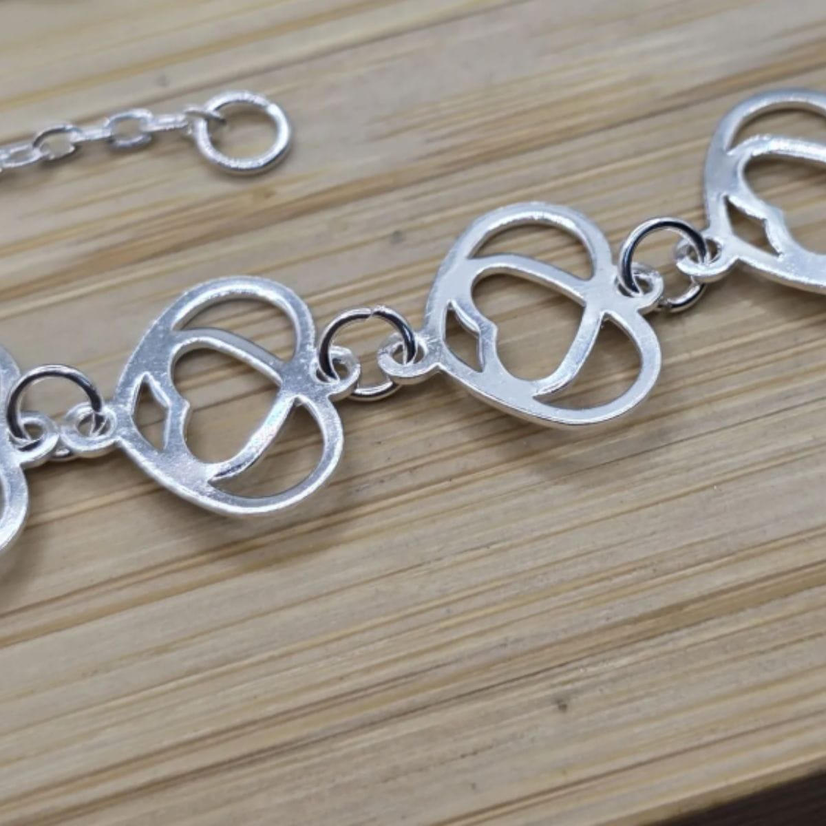 Pulseira-de-prata-925-com-pingente-central-4-corações-duplos-ex3