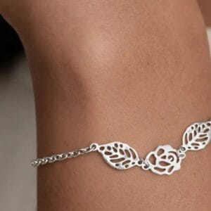 Pulseira-de-prata-925-com-pingente-central-rosa-com-folhas-detalhadas