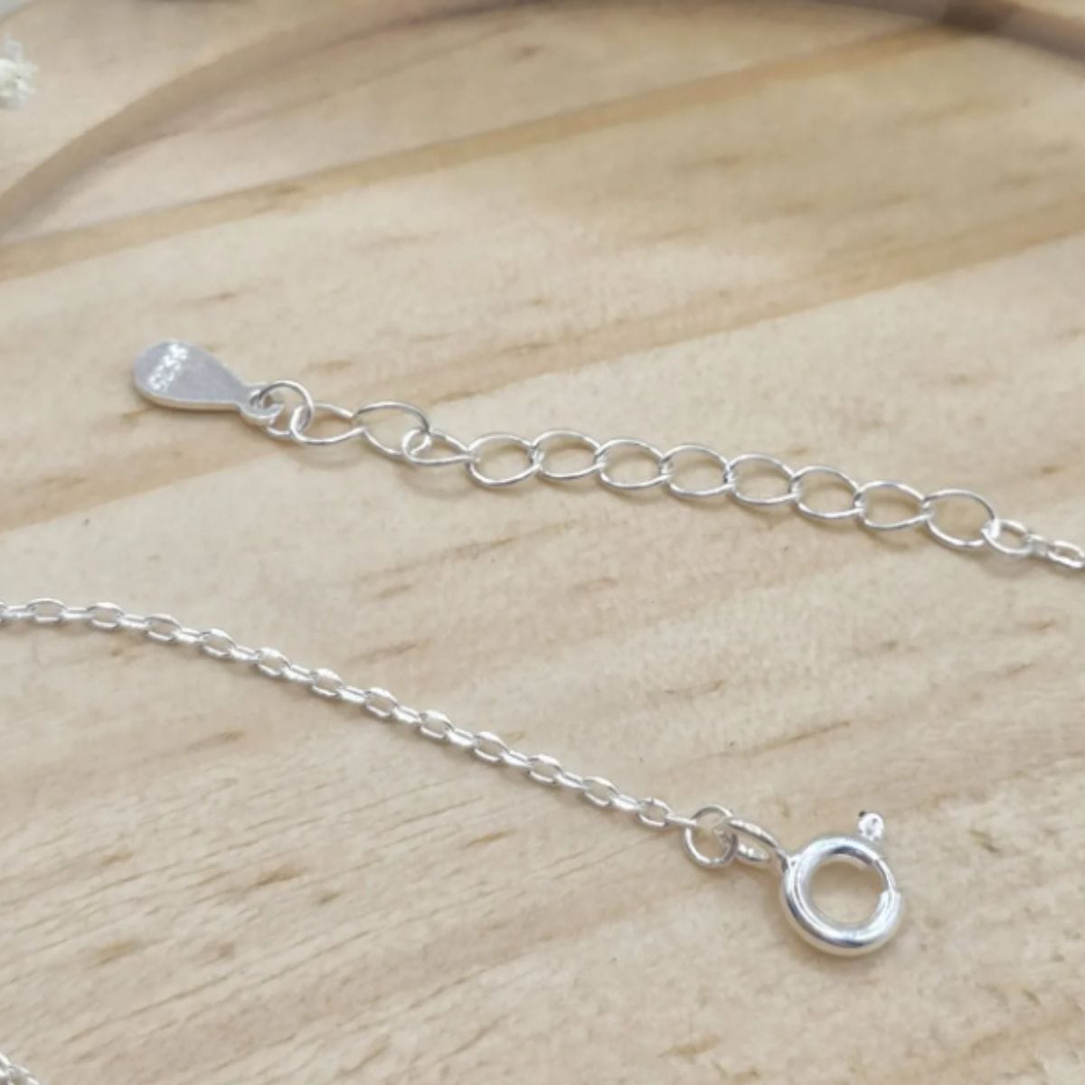 Pulseira de prata 925 com pingente coração com ossinho e patinha - Imagem 4