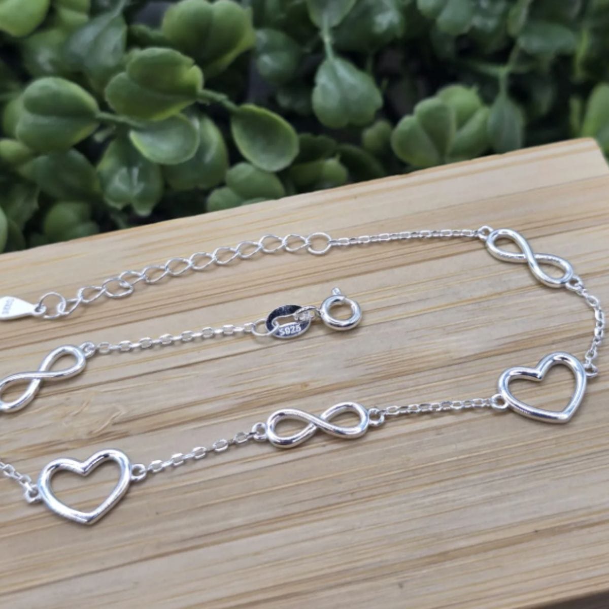 Pulseira-de-prata-925-com-pingente-coração-e-infinito-vazado-com-extensor