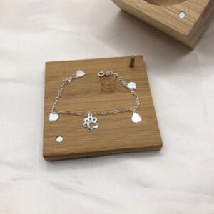 Pulseira-de-prata-925-com-pingente-pendurado-4-corações-chapinha-e-patinha-vazada