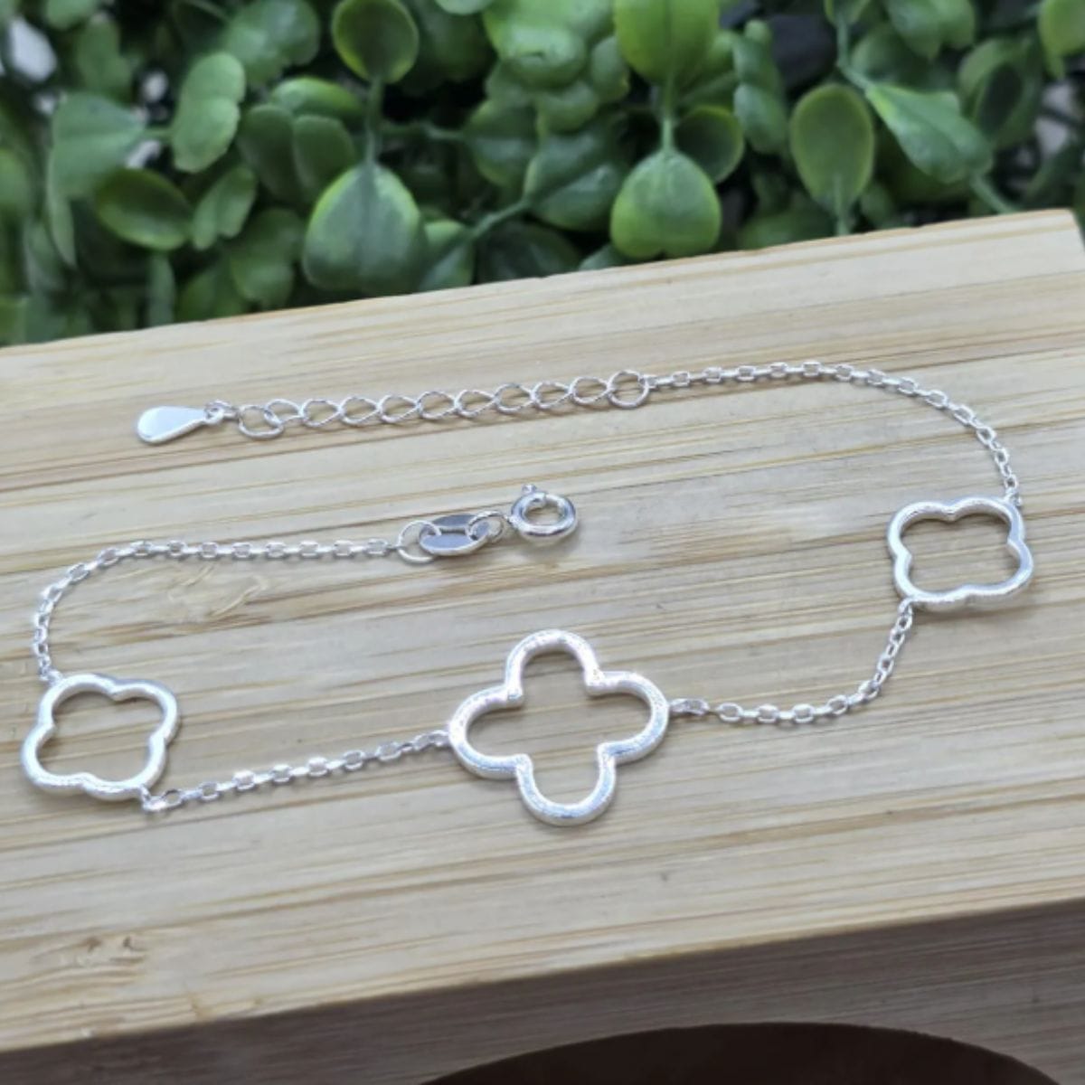 Pulseira de prata 925 com pingente três trevos vazados com extensor - Imagem 2