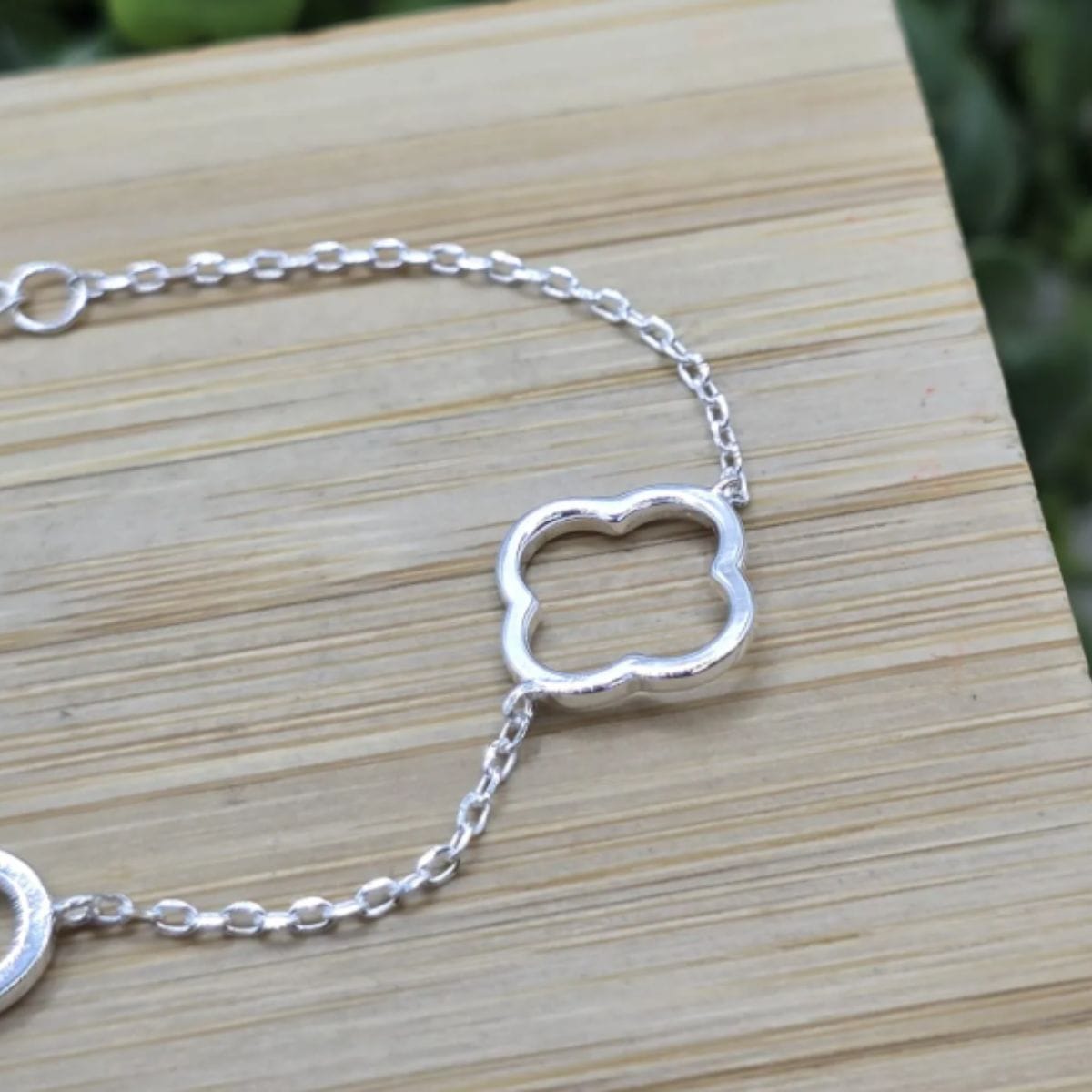 Pulseira-de-prata-925-com-pingente-três-trevos-vazados-com-extensor-ex2