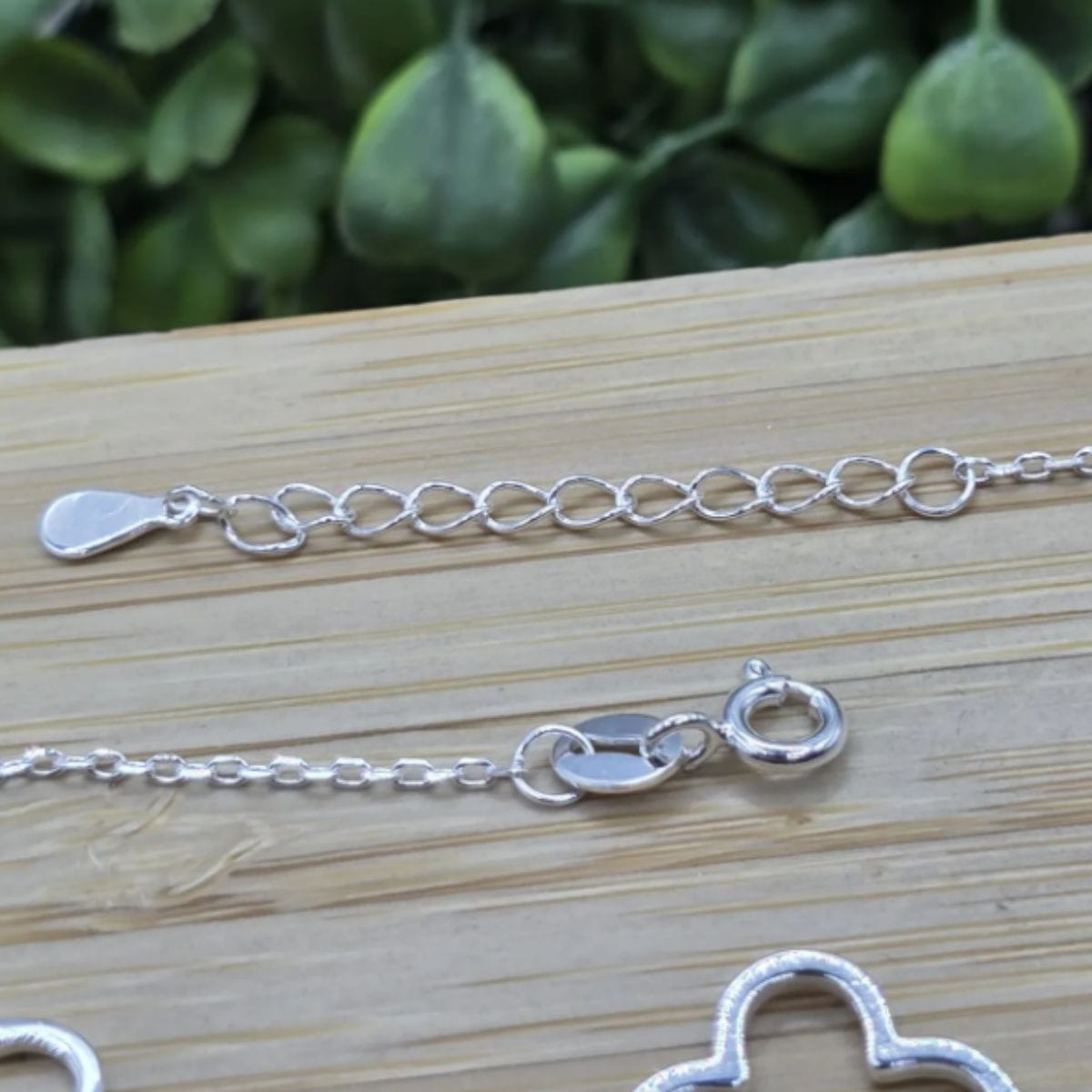 Pulseira-de-prata-925-com-pingente-três-trevos-vazados-com-extensor-ex3