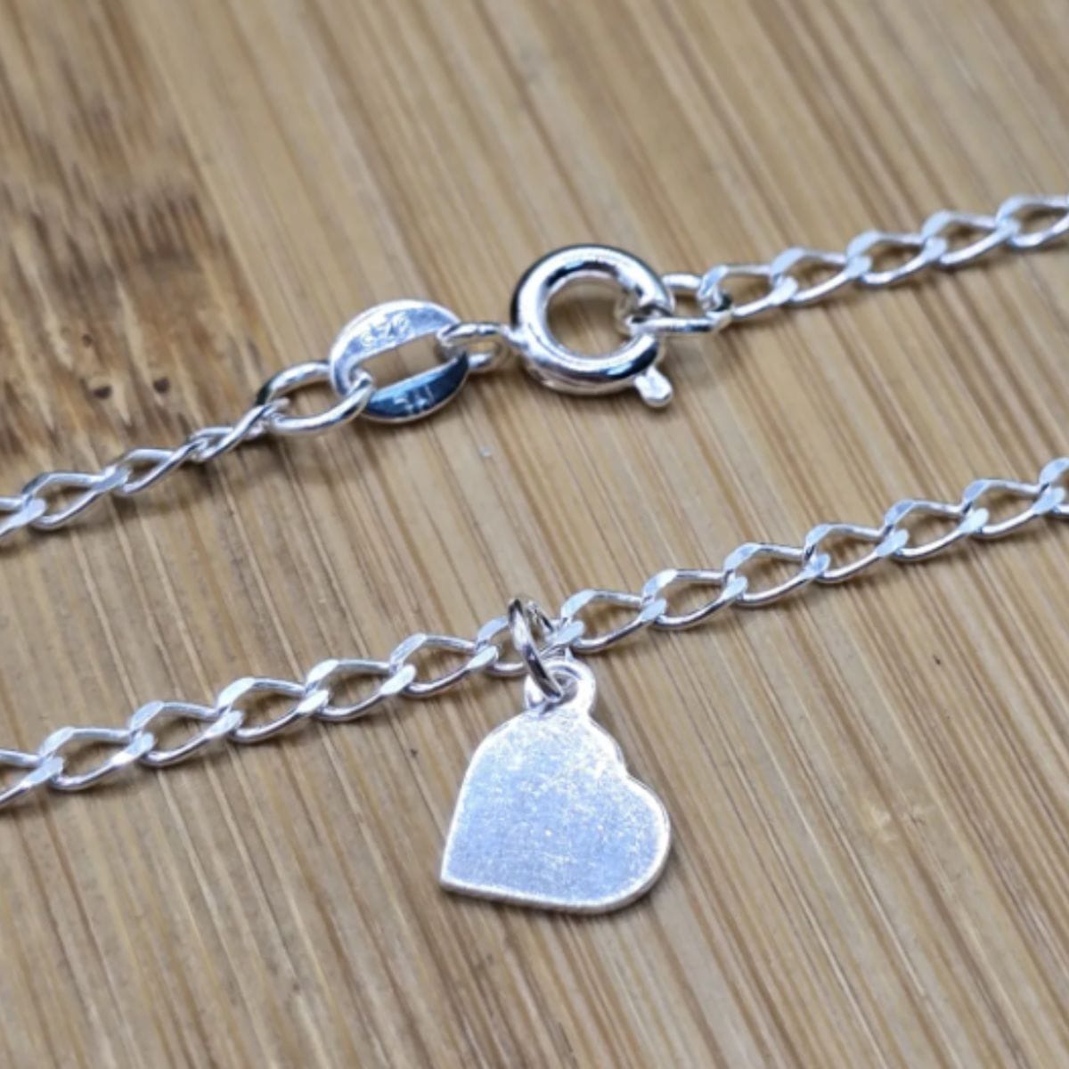 Tornozeleira de prata 925 com coração chapinha pendurado - Imagem 3