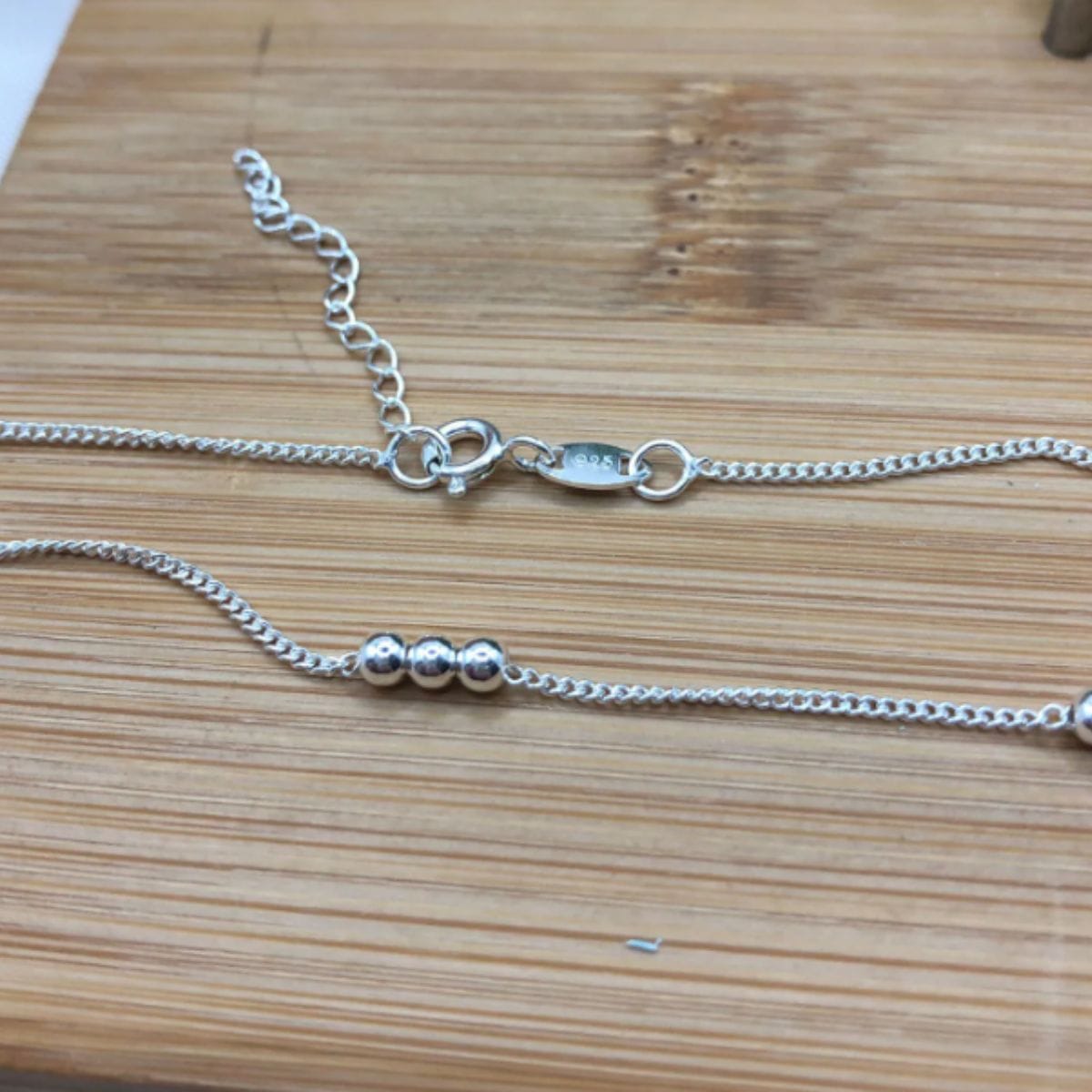 Tornozeleira de prata 925 elo grumet com 5 bolinhas triplas - Imagem 2
